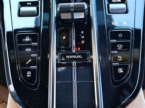 Used 2025 Aston Martin V8 Vantage Coupe image 25