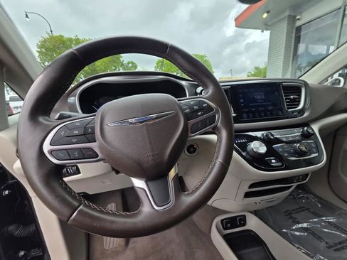 Used 2017 Chrysler Pacifica Touring-L FWD image 21