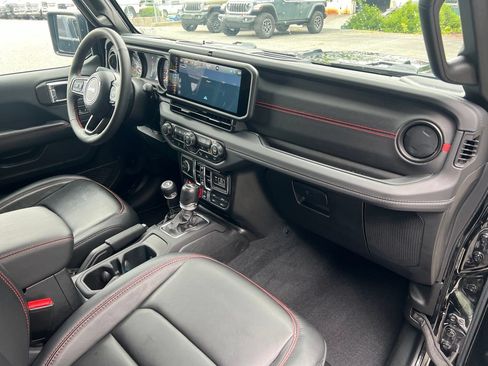 Used 2024 Jeep Wrangler Unlimited Rubicon AWD/4WD image 19