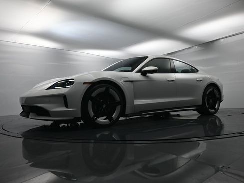 Used 2025 Porsche Taycan image 44