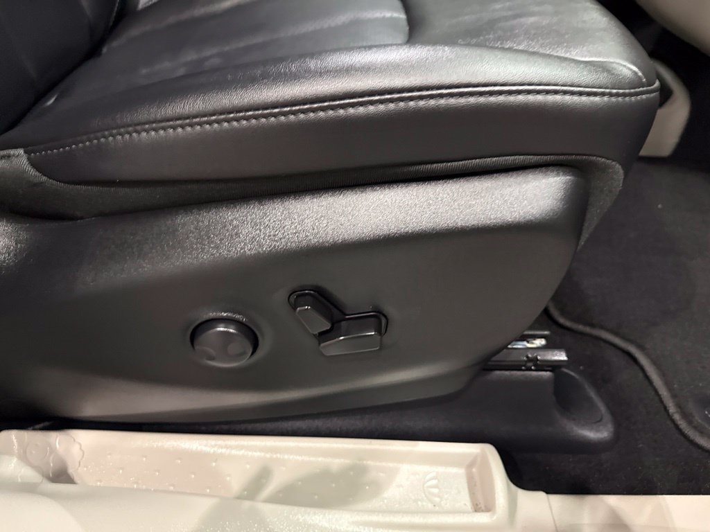 Used 2024 Chrysler Pacifica Touring-L w/ Uconnect Theater Family Group FWD image 13
