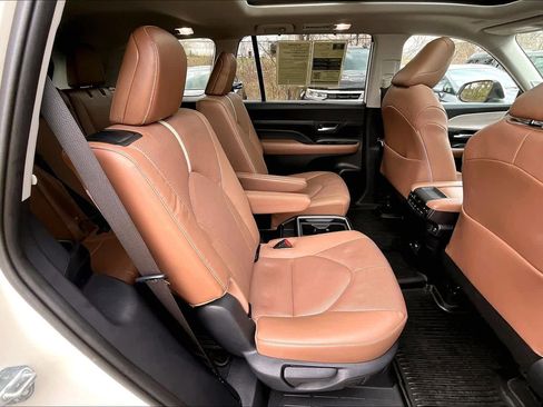 Used 2024 Toyota Grand Highlander Platinum image 19