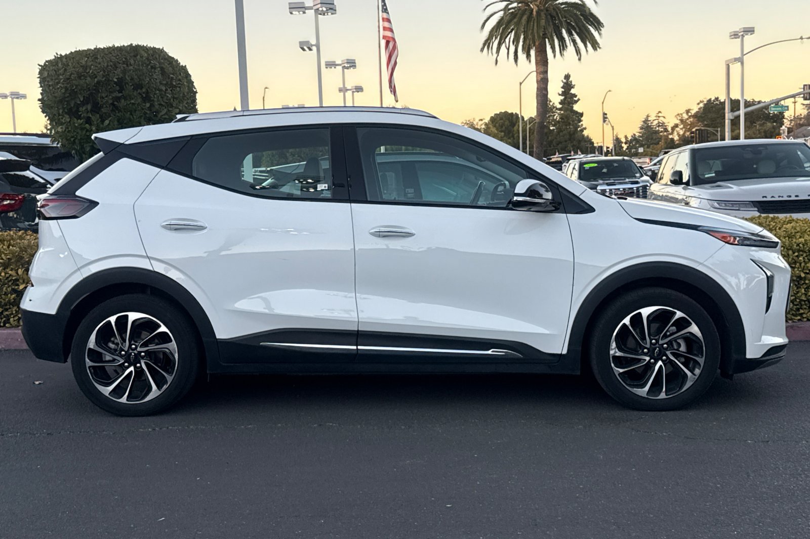 Used 2023 Chevrolet Bolt EUV Premier w/ Sun & Sound Package FWD image 4