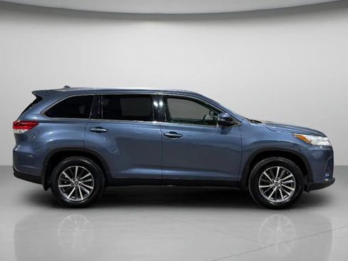 Used 2019 Toyota Highlander XLE AWD/4WD image 2