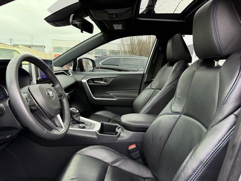 Used 2023 Toyota RAV4 SE image 15