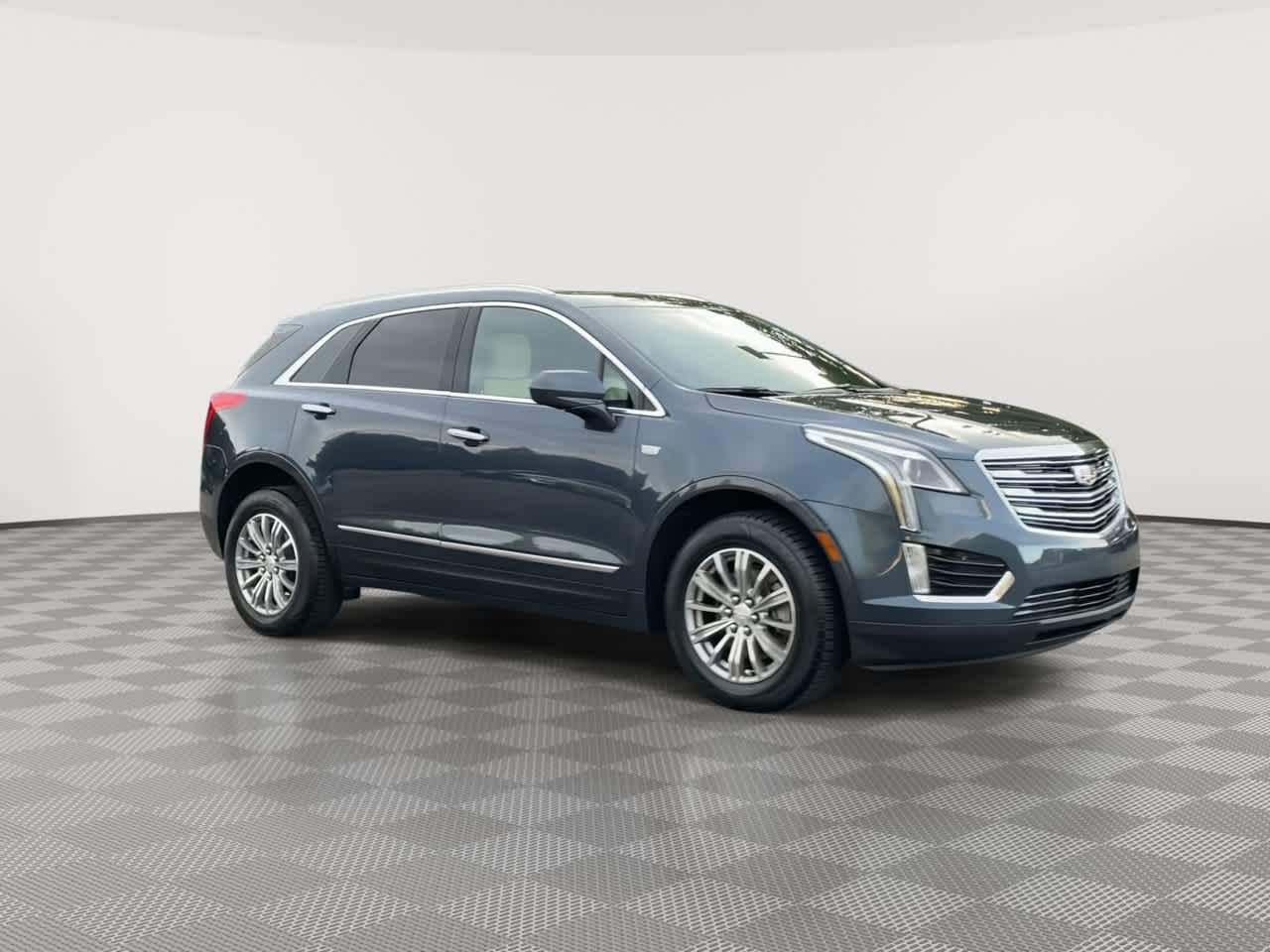 Used 2019 Cadillac XT5 Luxury FWD image 2