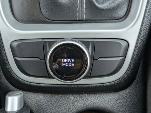 Used 2025 Hyundai Venue SEL FWD image 23