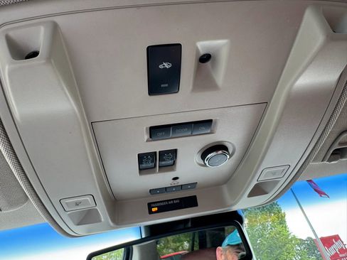 Used 2015 Cadillac Escalade Luxury image 33