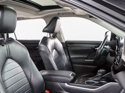 Used 2020 Toyota Highlander XLE FWD image 28