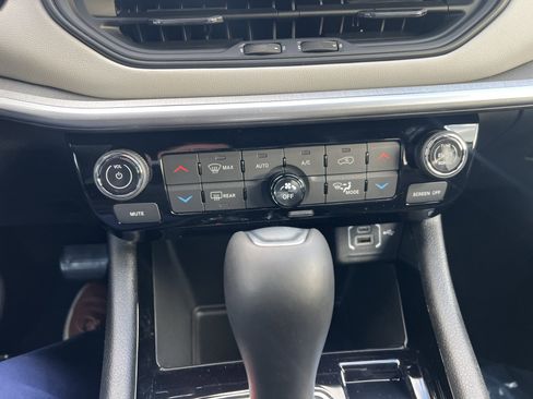 New 2026 Jeep Compass Limited image 24