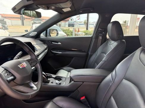 Used 2024 Cadillac XT4 Luxury w/ Cold Weather Package FWD image 22