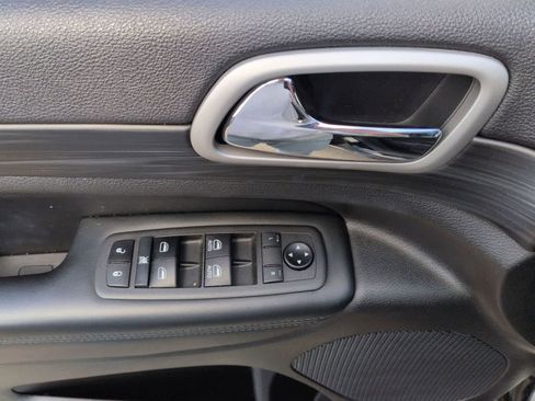 Used 2021 Jeep Grand Cherokee Laredo X image 12