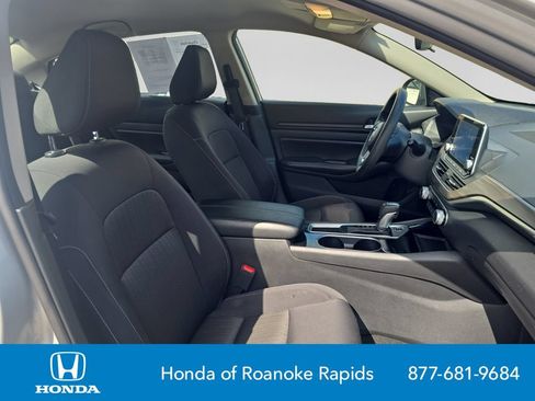 Used 2024 Nissan Altima 2.5 SV FWD image 17