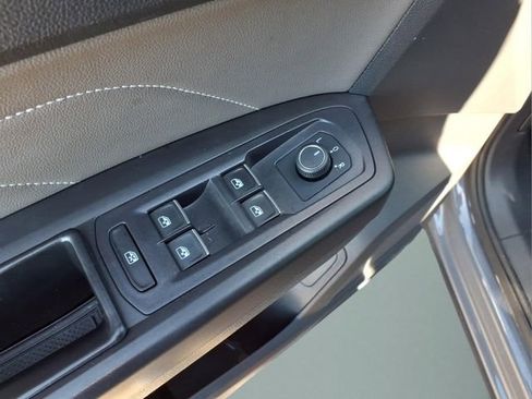 Used 2021 Volkswagen Atlas Cross Sport SE w/ Panoramic Sunroof Package FWD image 10