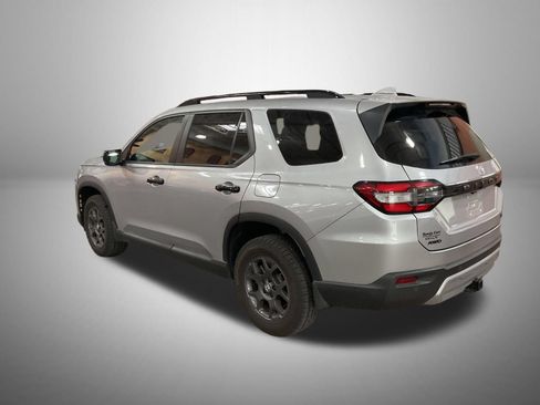 Used 2025 Honda Pilot TrailSport image 2