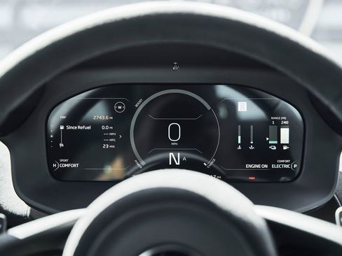 Used 2024 McLaren Artura RWD image 40