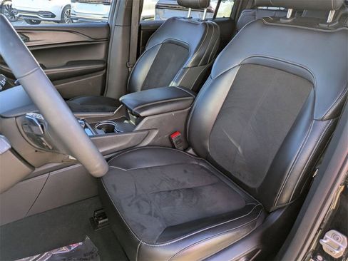 Used 2024 Jeep Grand Cherokee L Laredo image 12