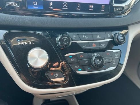 Used 2023 Chrysler Pacifica Touring-L FWD image 12
