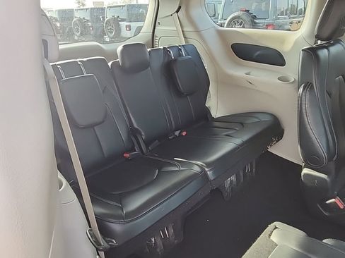 Certified 2023 Chrysler Pacifica Touring-L image 29