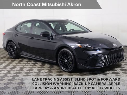 Used 2025 Toyota Camry SE image 1