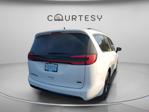 New 2026 Chrysler Pacifica Select AWD/4WD image 4