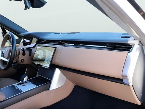 New 2026 Land Rover Range Rover SE image 9