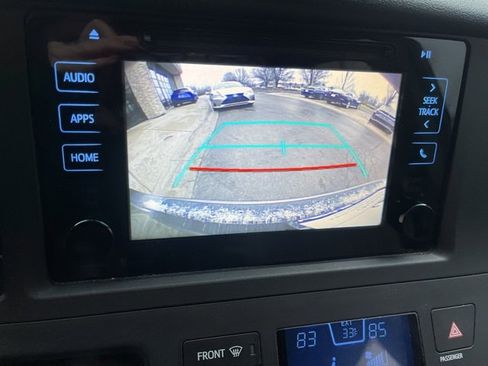 Used 2015 Toyota Sienna LE image 22