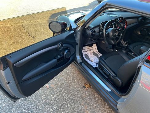 Used 2022 MINI Cooper 2-Door Hardtop image 9