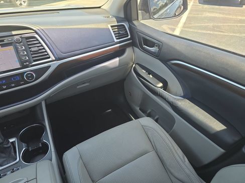 Used 2014 Toyota Highlander Limited w/ Driver Technology Package FWD image 12