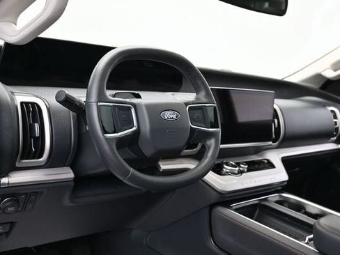Used 2025 Ford Expedition Active AWD/4WD image 18
