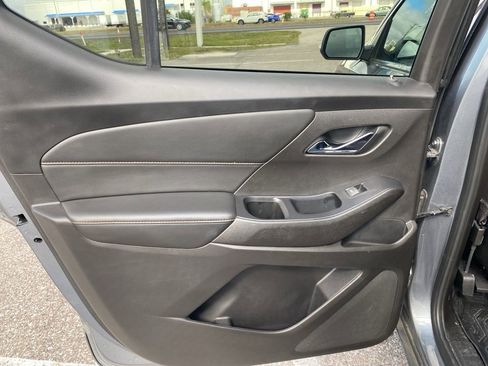 Used 2021 Chevrolet Traverse LT w/ LT Premium Package image 12