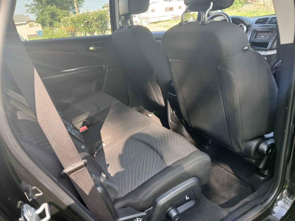 Used 2019 Dodge Journey SE w/ Blacktop Package FWD image 19