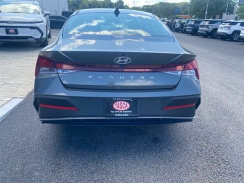 Used 2025 Hyundai Elantra SE FWD image 3
