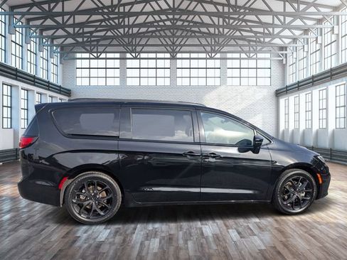 Used 2025 Chrysler Pacifica Limited FWD image 2