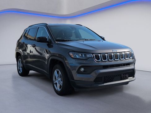 Used 2023 Jeep Compass Latitude AWD/4WD image 4