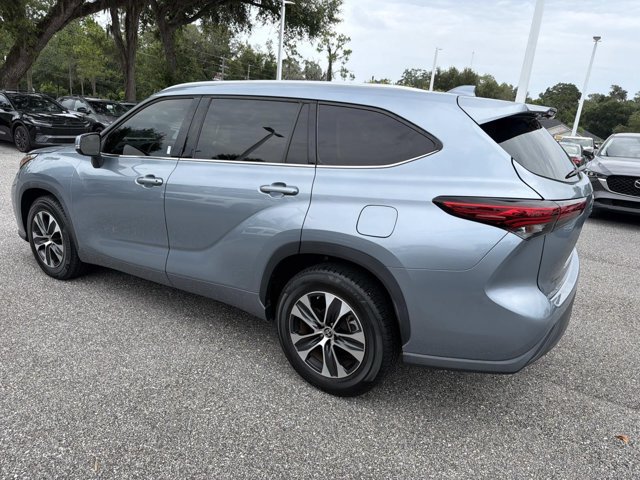 Used 2022 Toyota Highlander XLE FWD image 4