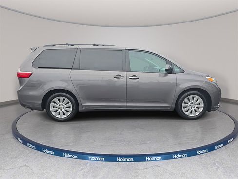 Used 2015 Toyota Sienna XLE Premium image 4