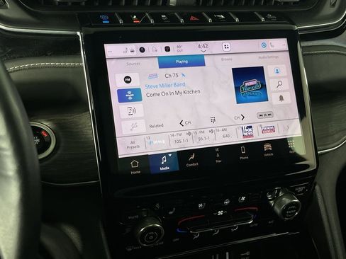 Used 2022 Jeep Grand Cherokee Overland w/ Advanced Protech Group III image 21