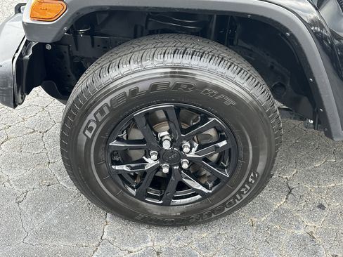 Used 2021 Jeep Gladiator Sport image 13