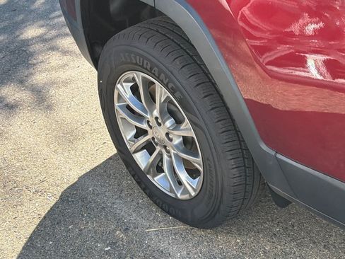 Used 2019 Jeep Cherokee Latitude Plus w/ Cold Weather Group AWD/4WD image 14