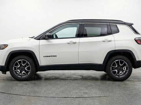 Used 2025 Jeep Compass Trailhawk image 5