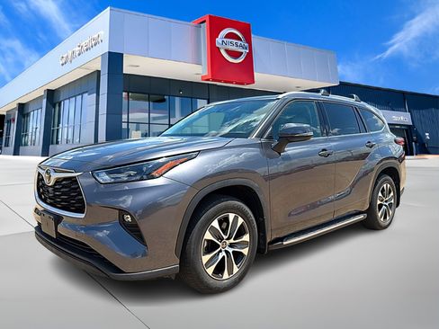 Used 2022 Toyota Highlander XLE FWD image 1