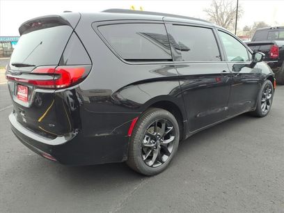 New 2026 Chrysler Pacifica Select w/ S Appearance Package