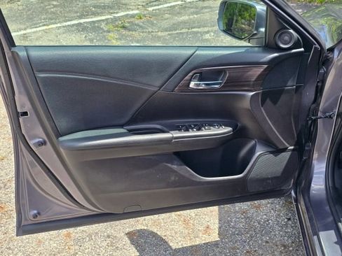 Used 2017 Honda Accord EX image 9