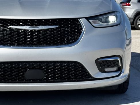 Used 2023 Chrysler Pacifica Limited image 6