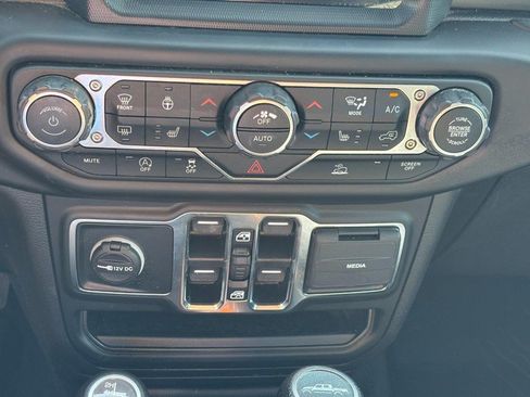 Used 2022 Jeep Gladiator Overland w/ Cold Weather Group AWD/4WD image 24