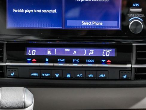 Used 2023 Toyota Sienna XLE FWD image 17