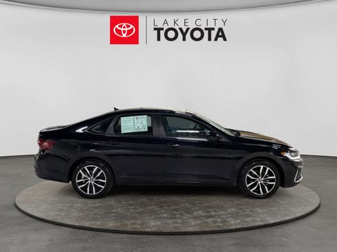 Used 2025 Volkswagen Jetta SE FWD image 11