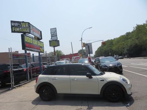 Used 2019 MINI Cooper 4-Door Hardtop w/ Signature Upholstery Package FWD image 9