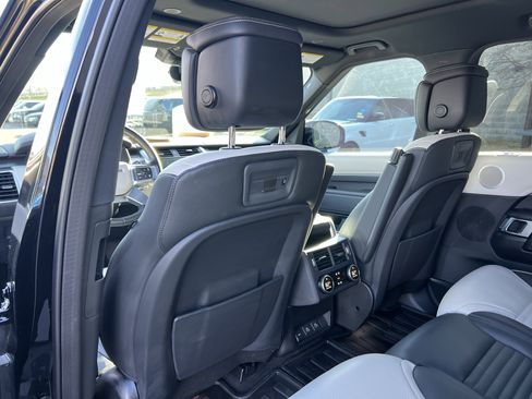 Certified 2024 Land Rover Discovery Metropolitan Edition image 36